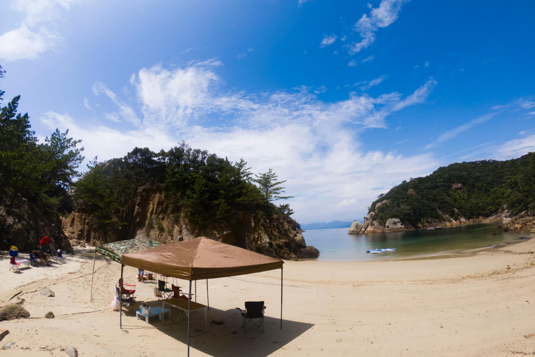 島の湾内にある砂浜でBBQ