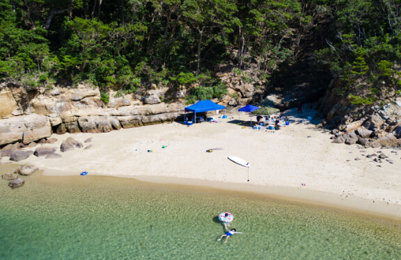 島の湾内にある砂浜でBBQ